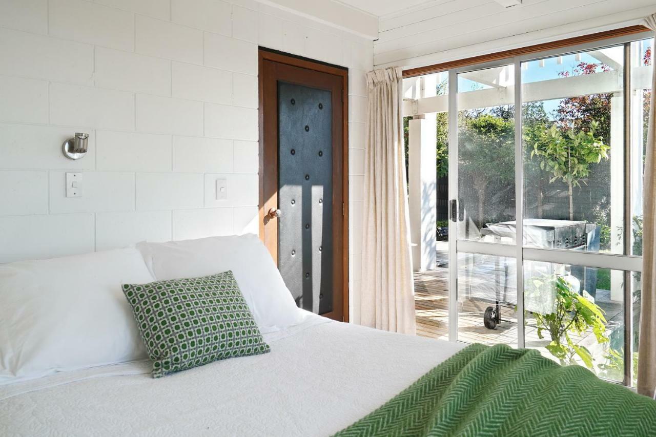 Retro Living - Lush Garden Apartment Christchurch Exterior photo